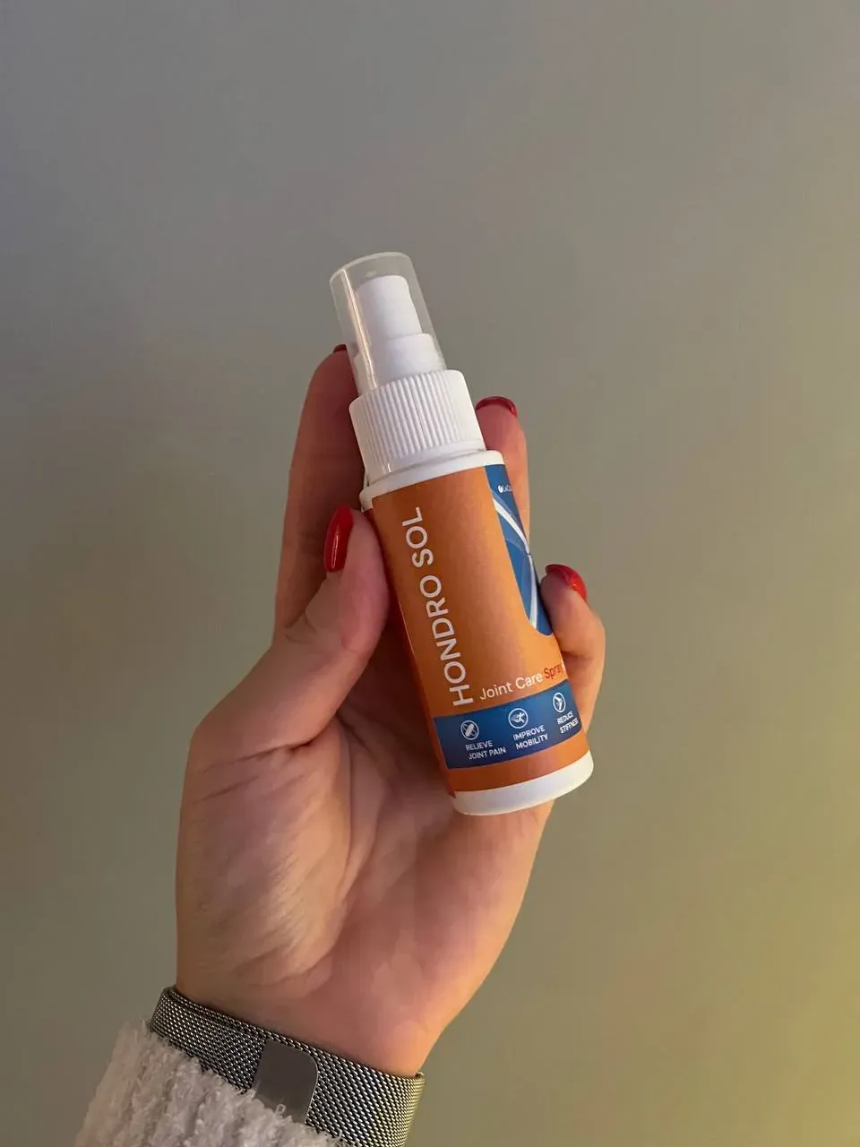 Frasco pulverizador de Hondro Sol sostenido en la mano
